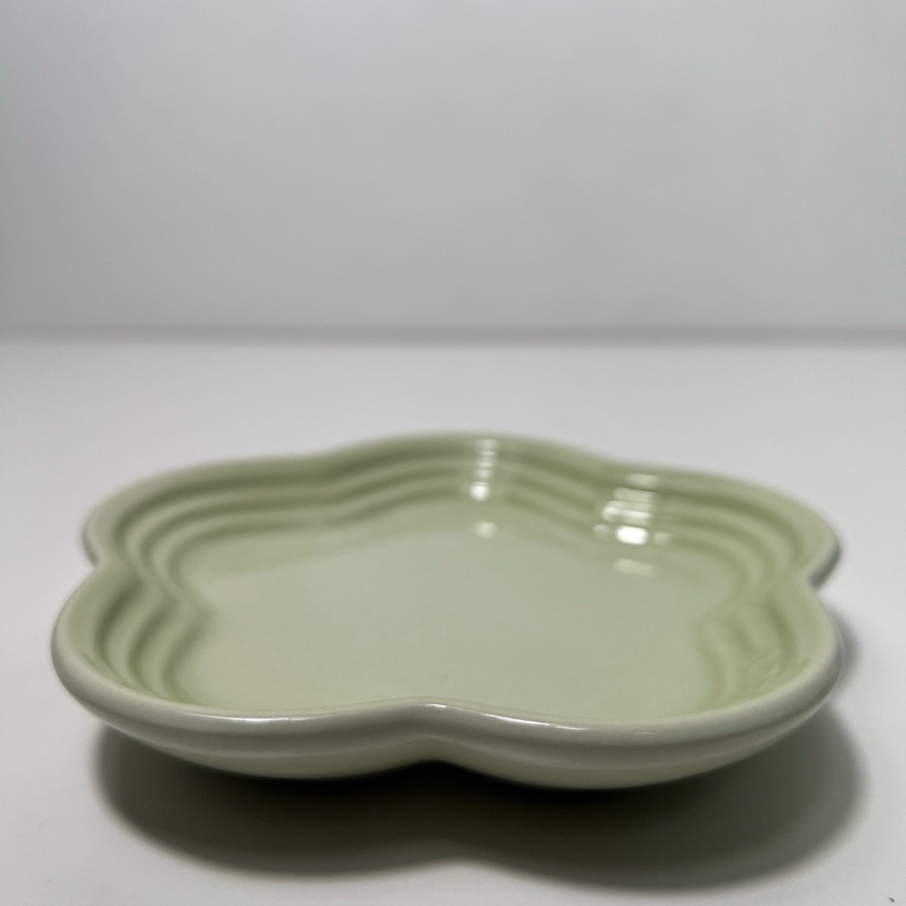 Le Creuset Stoneware Flower Petal Scalloped Trinket Dish Plate Tray - Picture 6 of 10